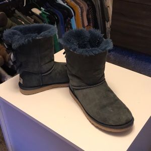 Navy bailey bow ugg boots. Size 6.